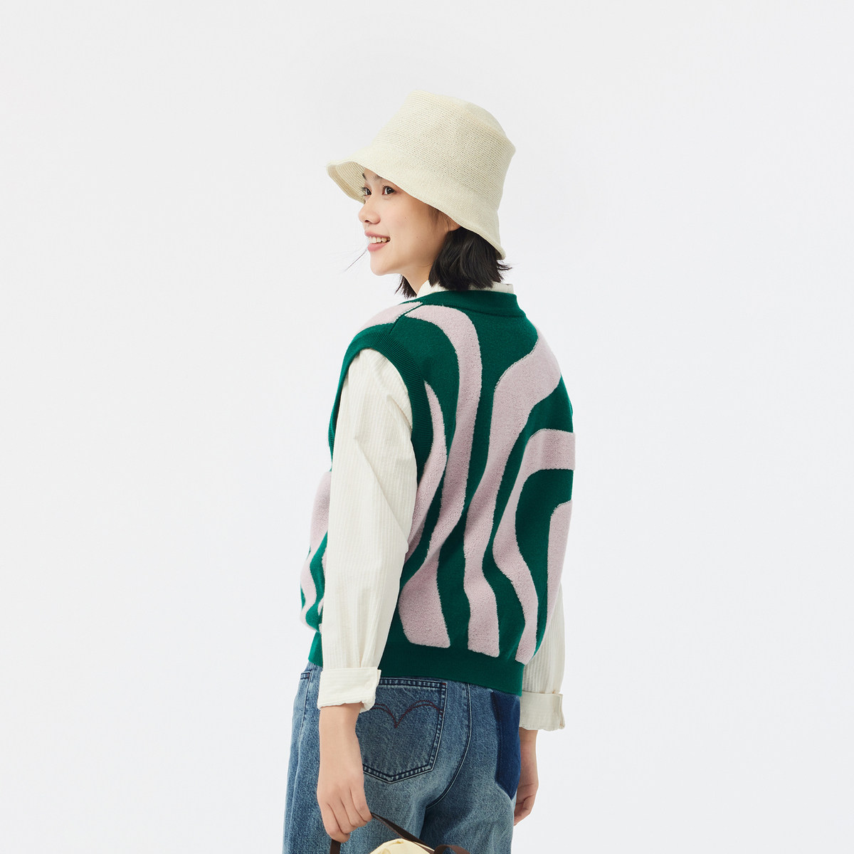 飞鸟和新酒商场同款女装洋气新款V领短款针织马甲女FR41015010