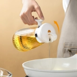 Масляный горшок кухня, предоставляя высокую стеклянную приправу.