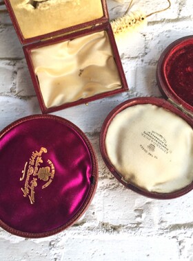 SOLD vintage西洋古董收藏 真皮胸针盒 珠宝收纳拍照道具 玫红