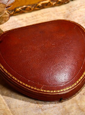 SOLD【精灵西洋收藏】Vintage古董老皮革项链盒 珠宝首饰盒道具