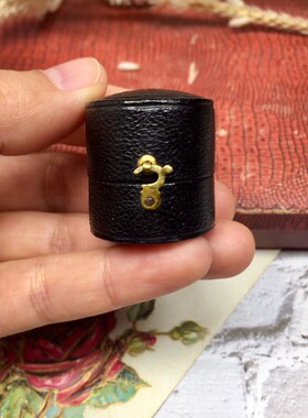 SOLD精灵西洋古董收藏 Antique古董真皮圆形戒指盒 珠宝拍摄 道具