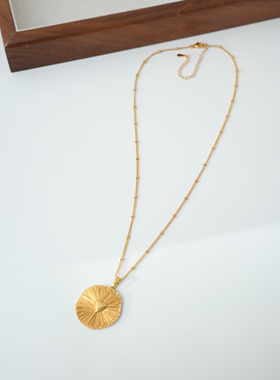 小众设计款金色太阳项链