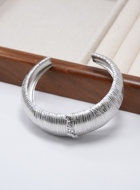 设计复古风知性金色宽版百搭手镯