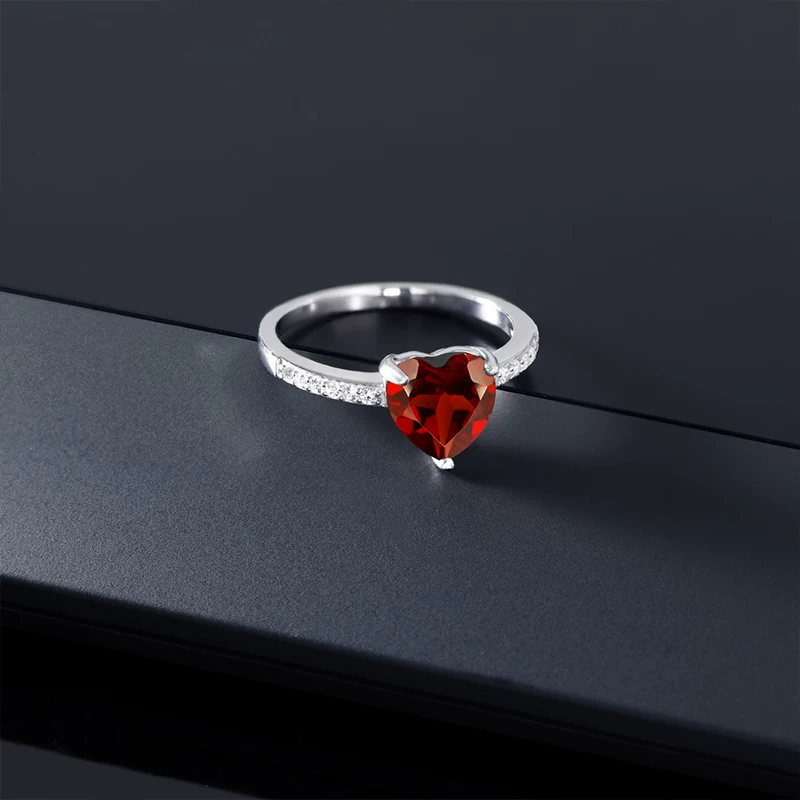 Модное кольцо с камнем гранат и сердцем из циркона, проба серебра 925, 1.94 карат