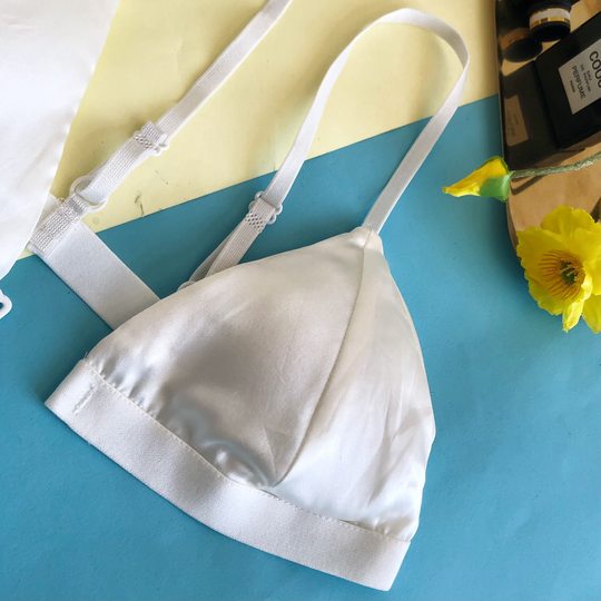 Треугольная чашка из шелка шелковицы без стального кольца, дышащий и впитывающий пот шелк.