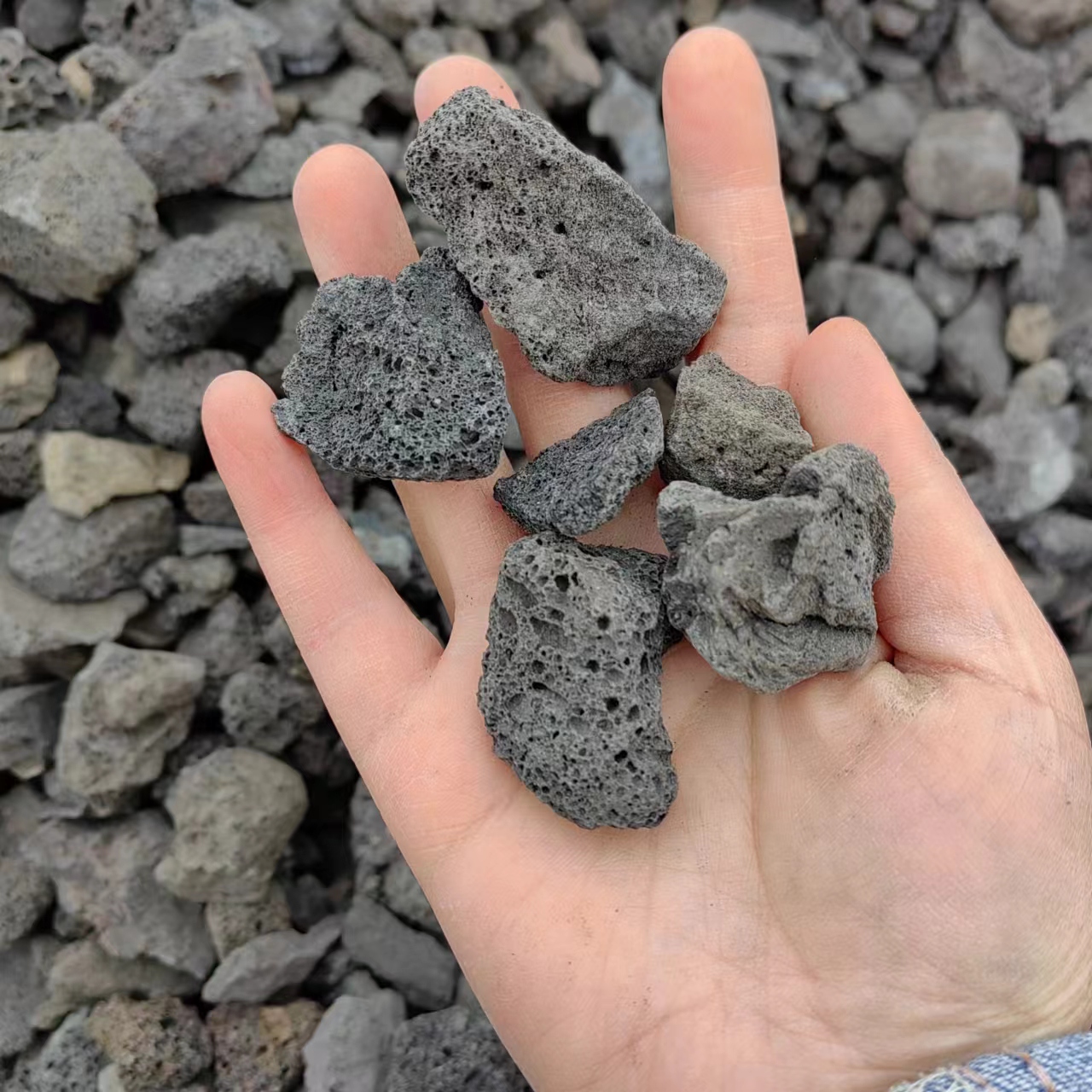 火山石颗粒天然造景石精品黑色1-3cm园林景观装饰底砂铺面熔岩石-图3