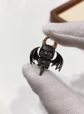 D1749# S925纯银镀金蝙蝠侠吊坠 蓝月光眼睛 22*28mm