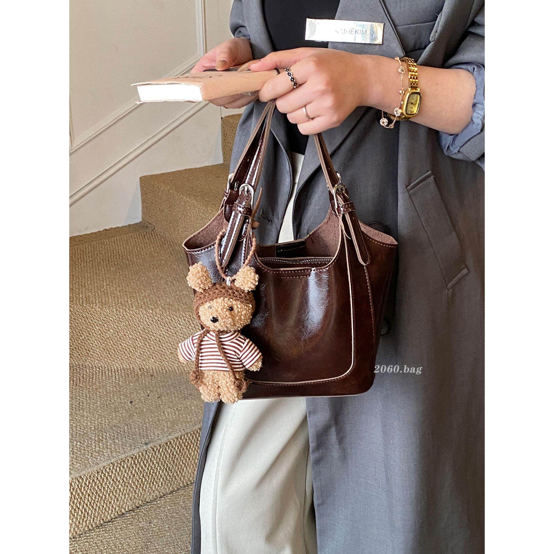 复古简约油蜡皮水桶包包2025女冬季新款时尚潮百搭休闲单肩斜跨包,淘宝优惠券,粉丝福利购,淘宝优惠卷