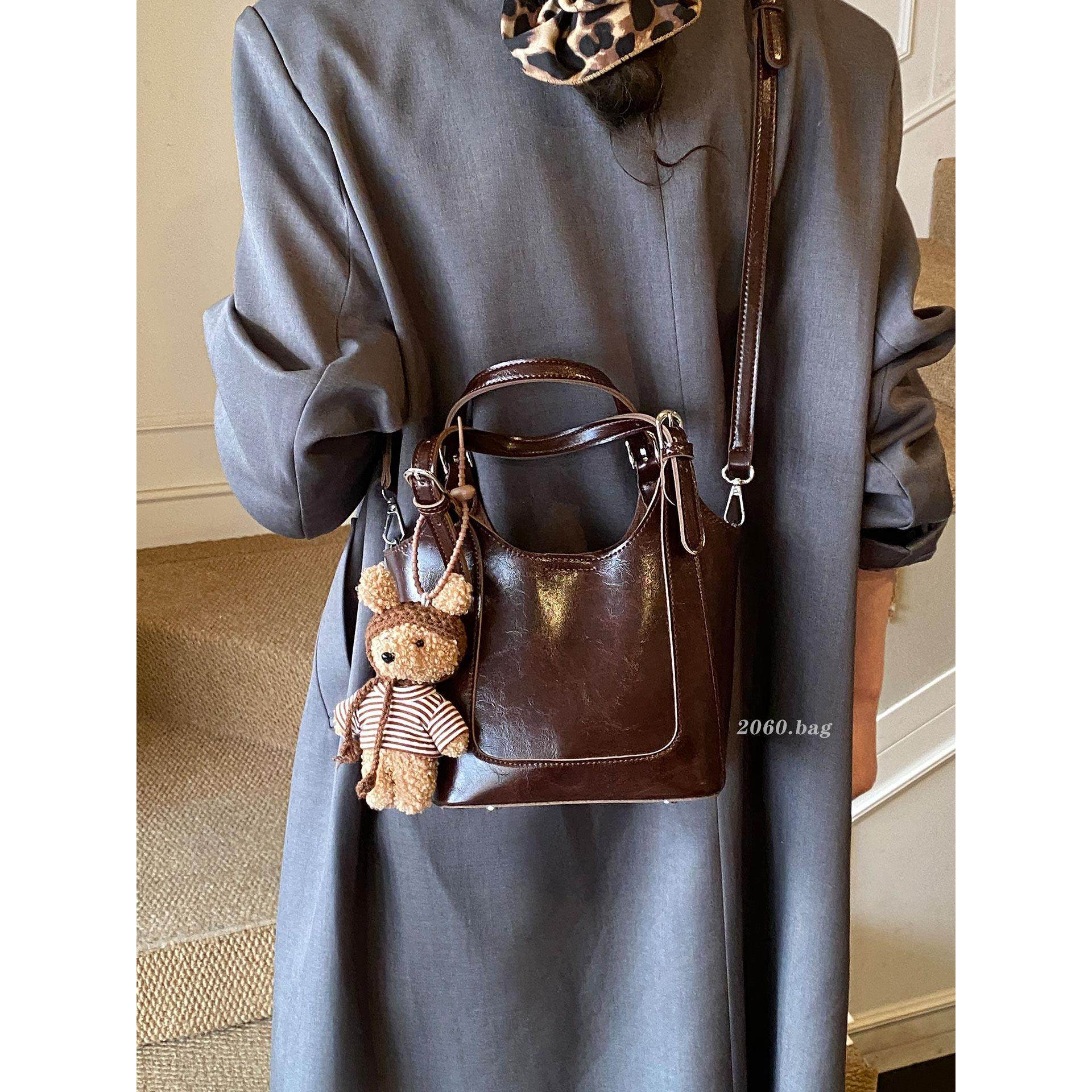 复古简约油蜡皮水桶包包2025女冬季新款时尚潮百搭休闲单肩斜跨包,淘宝优惠券,粉丝福利购,淘宝优惠卷