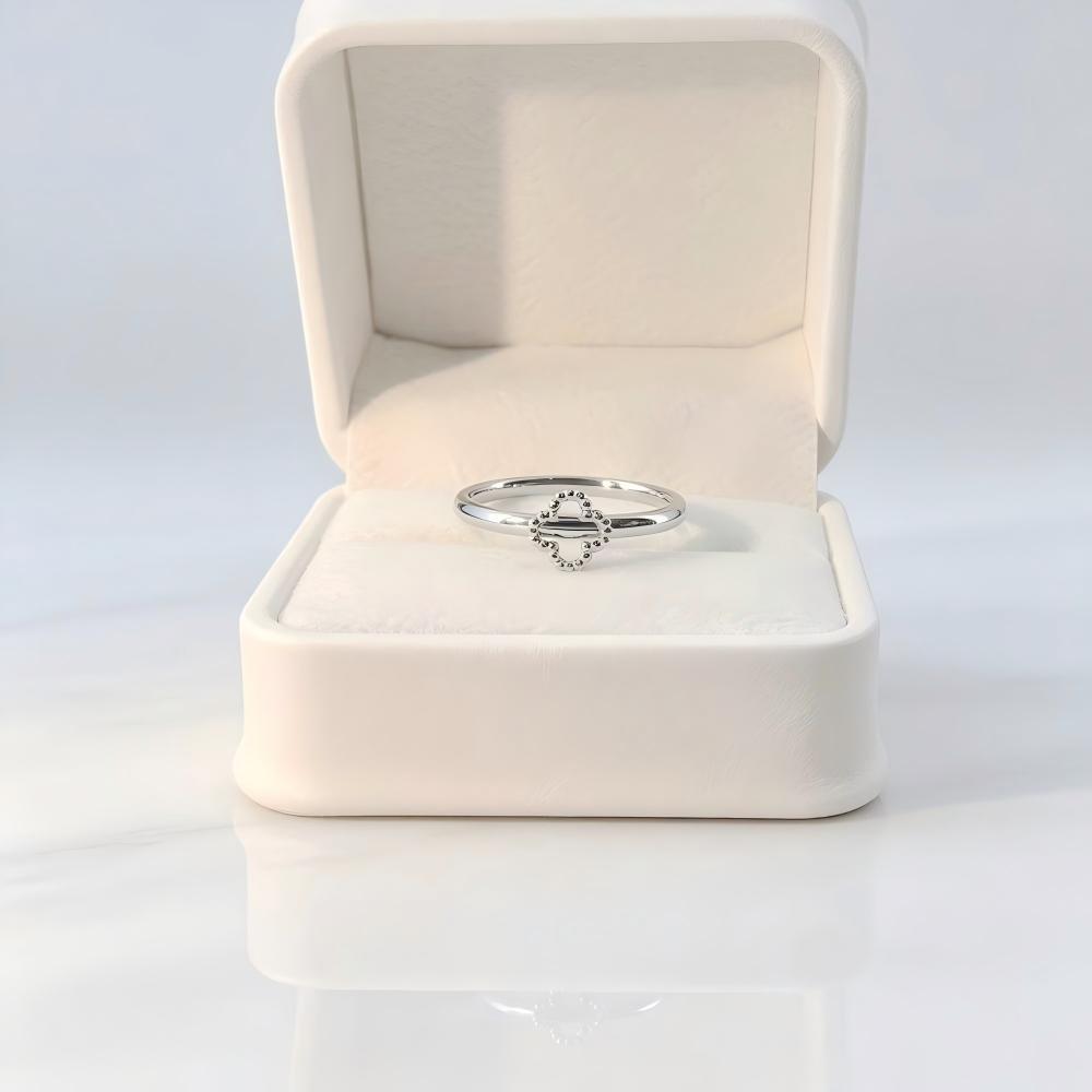 Non-fading, high-end light luxury temperament four-leaf clover hollow titanium steel ring for women 18K gold trendy versatile plain ring