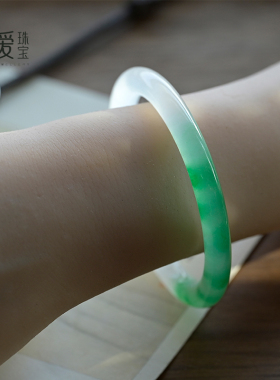 绿飘花半山水手镯白底绿圆条细款冰种石英岩玉处理水晶镯酷似翡翠