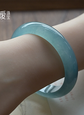 糯冰种蓝水飘花手镯浅色石英岩玉