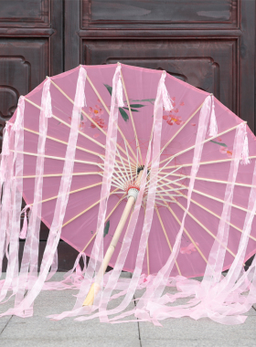 古代女子汉服油纸伞舞蹈演出走秀