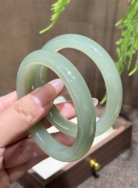 和田玉高冰绿晴青花玉圆条玉镯子