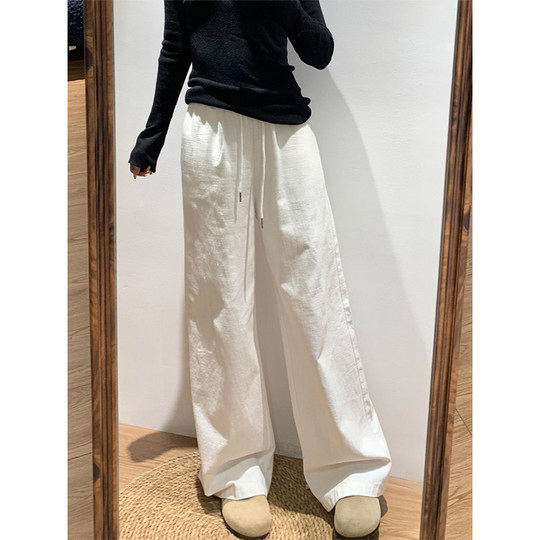 Very slim! The white pants are so good to wear!!!