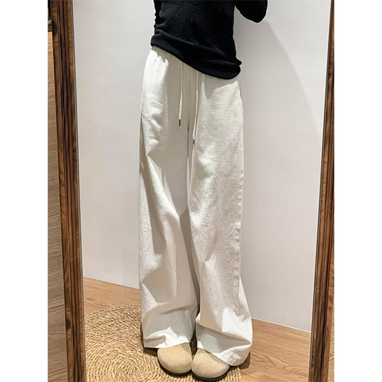 Very slim! The white pants are so good to wear!!!