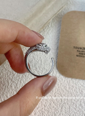 S925纯银宽版豹子头满钻戒指高端镶闪钻祖母绿眼猎豹食指环轻奢