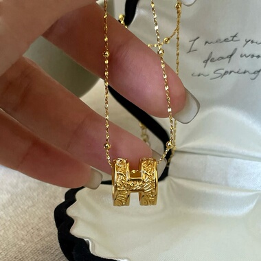 s925纯银H小蛮腰金色唐草纹路路通吊坠女小众设计时尚高级感气质