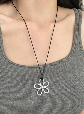 简约黑绳镂空花朵项链