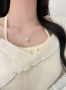 unbeaten珍珠花球流苏锁骨链