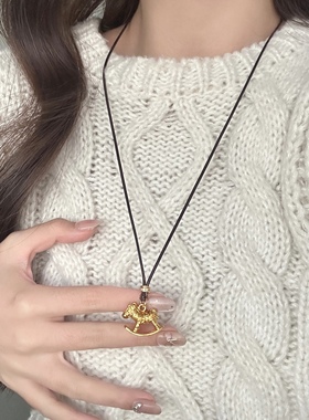 unbeaten金色实心木马吊坠项链