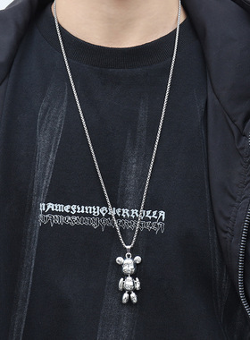 字母印花暴力小熊吊坠钛钢嘻哈项链男潮情侣毛衣链女小众卫衣配饰
