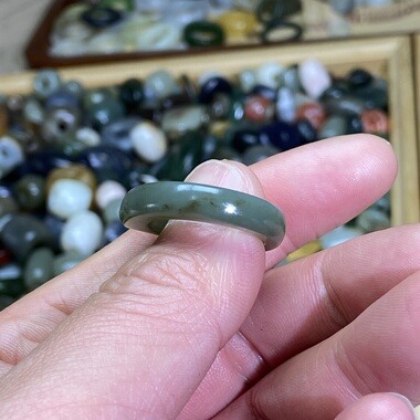 和田玉籽料沙枣青卡18随型马鞍戒洒金皮古风戒指玉环戒圈尾戒挂饰