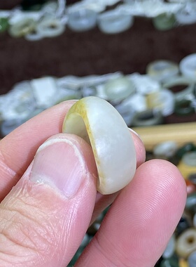 和田玉籽料卡17随型戒指黄白玉洒金皮满皮古风戒圈跑环文玩挂饰