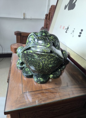 藏玉药王石金蟾大摆件90多斤重