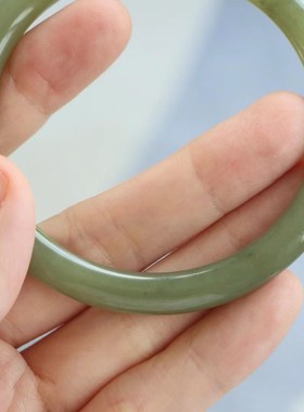 保真天然和田玉手镯61圈口证书5292946和田玉湖绿色 青海料圆条