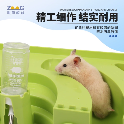 Хомять игрушки и припасы поднимаются в игрушки и избегают туннельных кормления вода ванная комната