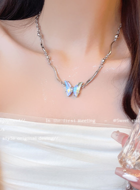 渐变色蝴蝶吊坠项链女款小众轻奢时尚甜酷辣妹卫衣链高级感锁骨链