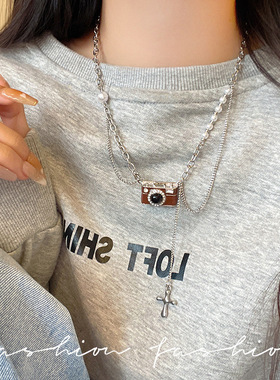 复古棕色相机流苏项链女高级感轻奢小众甜酷珍珠卫衣链设计配饰品