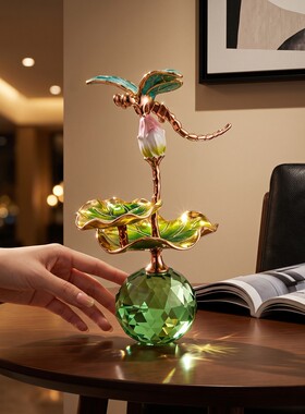 现代轻奢蜻蜓荷花切面底座摆件
