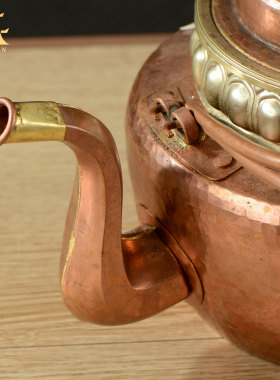 藏村和共同做旧藏式客厅酥油壶