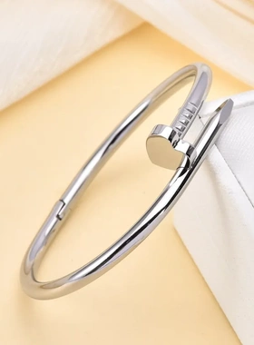 小众百搭款轻奢桃心钉子手镯新品爆款四叶草钉子手镯 钛钢手镯