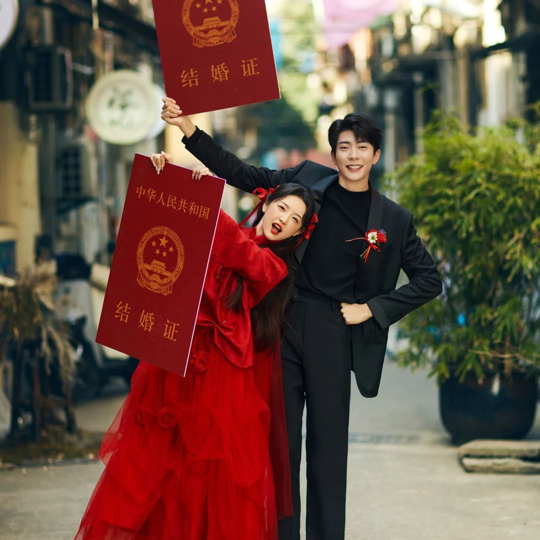 巨型结婚证KT板结婚领证拍照道具巨出片跟拍道具创意登记拍照 - 图0