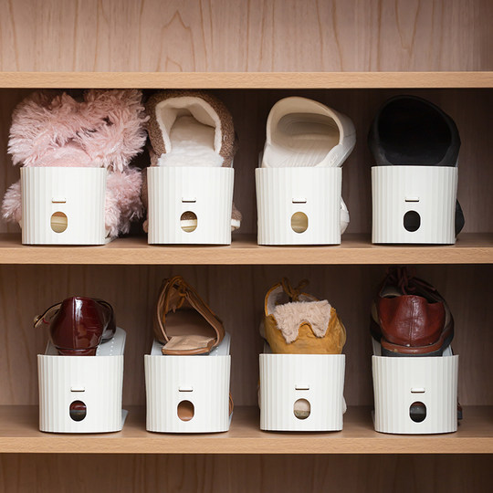 Mehrschichtige Trennwände in Schuhschränken sind platzsparende Aufbewahrungsmöglichkeiten