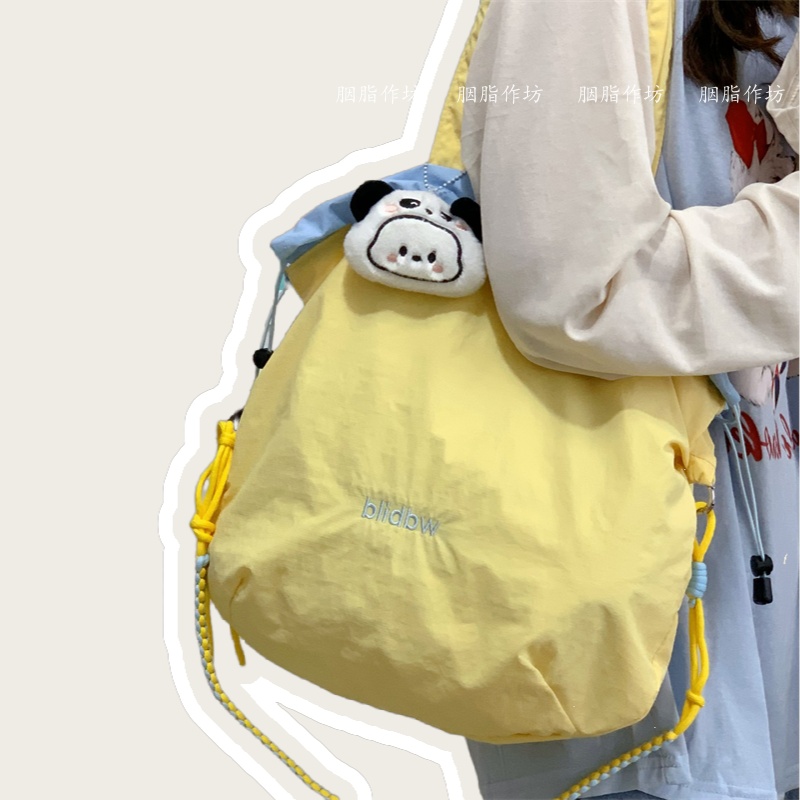 YZ原创防水轻便设计斜挎包多巴胺束口抽绳手提单肩包学生上课通勤 - 图1
