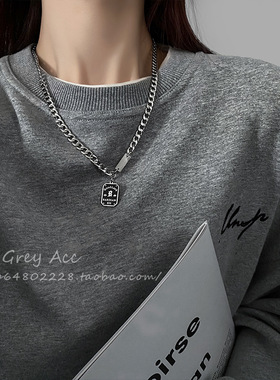 字母方牌吊坠项链女秋冬ins冷淡风毛衣链小众设计嘻哈甜酷锁骨链