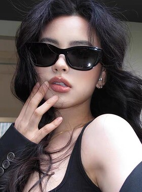 2025新款大框方形墨镜女辣妹港风高级感方圆脸拍照防紫外线太阳镜