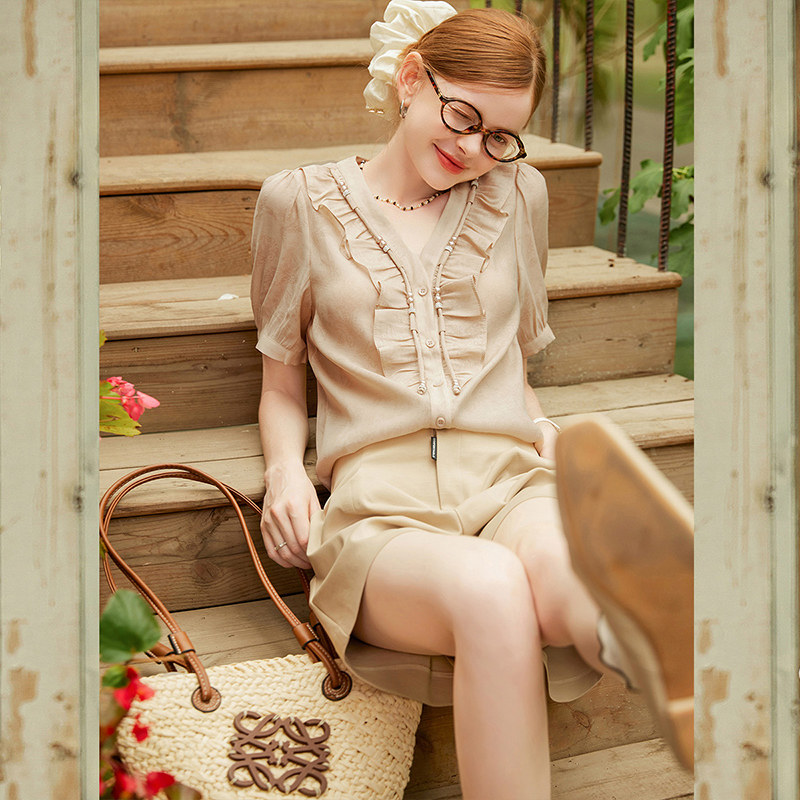 白鹿语时尚设计感V领提花衬衣夏季浪漫荷叶边门襟穿珠短袖衬衫女,淘宝优惠券,粉丝福利购,淘宝优惠卷