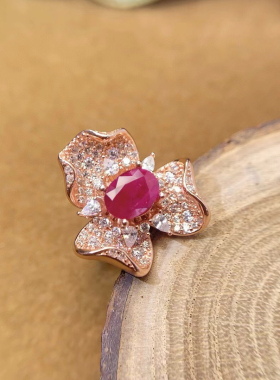 天然红宝石戒指晶体通透艳如烈火让人拥有热情有着意想不到的魔力