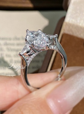 时尚轻奢高级感大颗马眼锆石戒指气质百搭仿真莫桑石订婚女戒钻戒