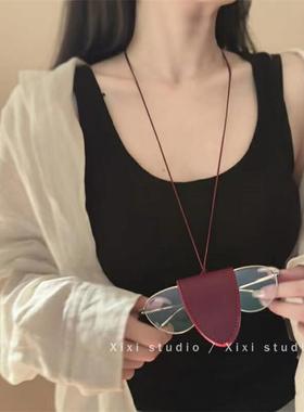 高级感皮质项链酒红色挂脖眼镜夹2025新款韩系穿搭配饰毛衣链颈链