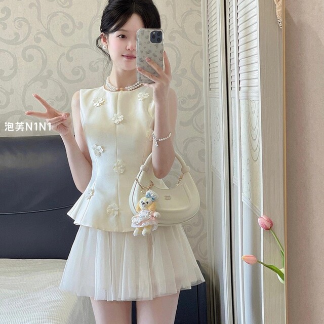 Korean-style gold-tone sleeveless top, high-waisted puffy skirt
