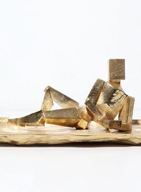 现代简约创意烤漆金色小人样板间酒店会所金属摆件装饰品