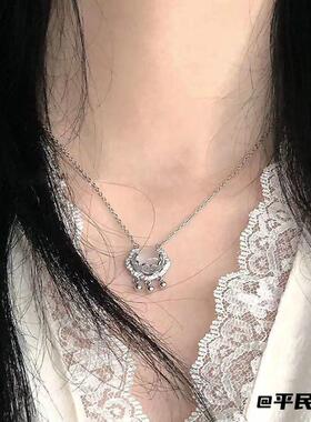气质简约白仿玉髓平安锁项链女