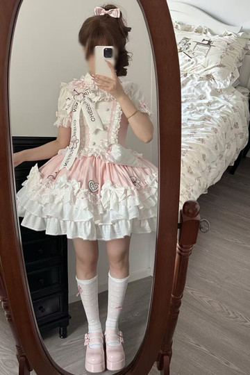 Cream decorator. The final payment is sweet. lo. Interested money.