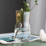 Простая маленькая стеклянная ваза с широким горлышком, современная простая цветочная композиция, градиент цветов, маленькое свежее украшение для рабочего стола